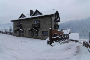 バコヴェルにあるБуковеньки гостинний дім та котеджіの雪に覆われた家