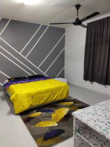 eine gelbe Ottomane auf dem Boden in einem Zimmer in der Unterkunft Homestay Abi in Kota Bharu