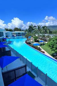 Blick auf den Pool eines Resorts in der Unterkunft Pool Resort Port Douglas in Port Douglas