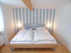 Elpe的住宿－Romantik Ferienhaus 1854，一间卧室配有一张带两个枕头的床