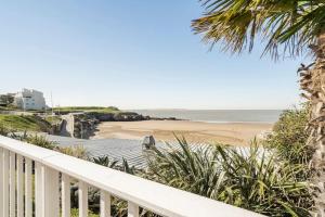 a balcony with a view of the beach at Appartement 200 m plage avec terrasse et jardin in Royan