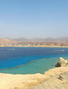 een grote hoeveelheid water met bergen op de achtergrond bij Flat 01 bed room. Sea Street. Hadaba Area. in Sharm El Sheikh