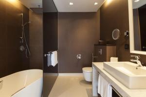 Um banheiro em Crowne Plaza Geneva by IHG