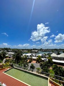 een uitzicht vanaf het balkon van een resort bij Marina View Holiday Apartment - Beautiful Views in Larrakeyah