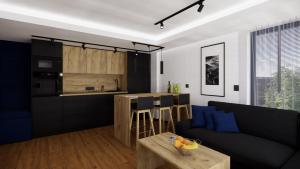 una cucina e un soggiorno con divano e tavolo di RestPark a Kielce