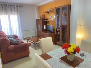 een woonkamer met een bank en een tafel bij Apartamentos Alcañiz, Blanca in Alcañiz