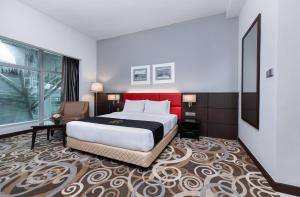 Postel nebo postele na pokoji v ubytování Raia Hotel & Convention Centre Kuching + 33 fotografií