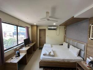 Habitación con cama, escritorio y monitor en Hotel Pratap Residency-With early check inn en Ranchi
