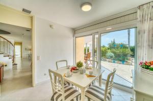 Ein Balkon oder eine Terrasse in der Unterkunft Ideal Property Mallorca - Villa Anna