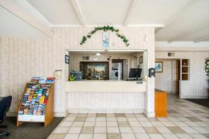 a waiting area of a store with a counter at OYO Hotel Hutchinson KS West 4th Ave in Hutchinson