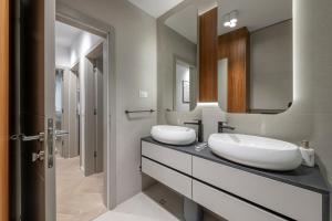 een badkamer met 2 wastafels en een grote spiegel bij Dubrovnik Suite V in Dubrovnik