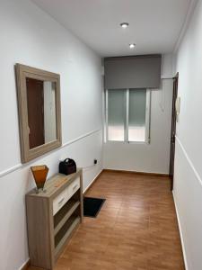 an empty room with a mirror and a dresser and a mirror at Vivienda Fines Turísticos La Victoria in Jaén