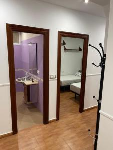 a bathroom with a sink and a mirror at Vivienda Fines Turísticos La Victoria in Jaén