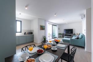 Televízia a/alebo spoločenská miestnosť v ubytovaní Apartment Mint