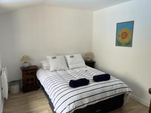 1 dormitorio con 1 cama con 2 almohadas azules en Luxurious Garden Cottage, en Argelès-Gazost