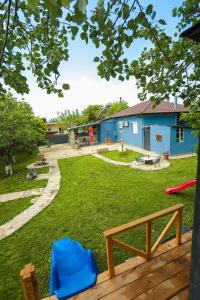 een tuin met stoelen en een blauw gebouw bij Pegasus' Glory House in Kavala