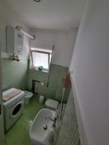 uma pequena casa de banho com lavatório e WC em My Room Roma 2 em Lido di Ostia