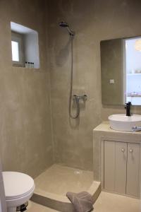 W łazience znajduje się prysznic, toaleta i umywalka. w obiekcie Palma resorts w mieście Nikiá