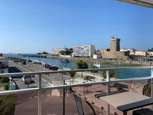 een balkon met uitzicht op een rivier bij Vue panoramique mer et chenal même de la chambre 50m2 refait à neuf situation idéale en option garage fermé privé in Les Sables-dʼOlonne