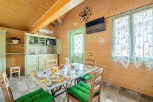 TV a/nebo společenská místnost v ubytování Il Campo di Nonno Giò