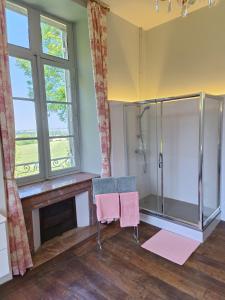 uma casa de banho com 2 cadeiras e um chuveiro em Le Château des Portes 