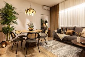 ein Wohnzimmer mit einem Sofa und einem Tisch in der Unterkunft Qult - Jumanji in Bukarest
