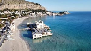 una vista aerea di un edificio bianco su una spiaggia di MONDELLO MANICK MARE a Palermo