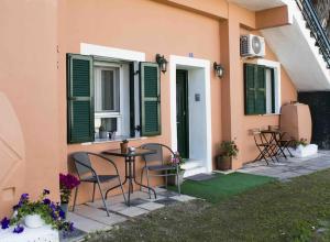 a table and chairs sitting outside of a house at Helia Apartment 2 in Kanálion