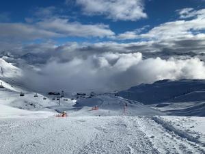 einen schneebedeckten Berg mit Skilift darauf in der Unterkunft 2.5 Zimmer Wohnung Davos Platz in Bolgen