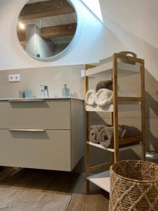 baño con lavabo y estante con toallas en Annas Nest, en Sommerach