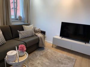 sala de estar con sofá y TV de pantalla plana en Annas Nest, en Sommerach
