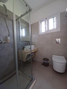 A bathroom at Babis Apartments & Studios Iremia Még 18 kép