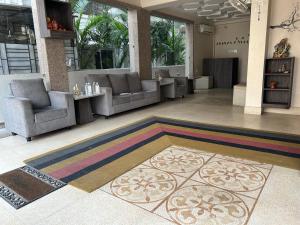 Χώρος καθιστικού στο The Aster Enclave Hotel