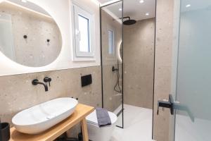 bagno con lavandino e doccia di Anastasia Apartments Hanioti a Hanioti