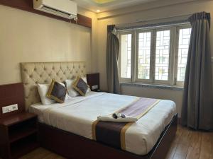 Ένα ή περισσότερα κρεβάτια σε δωμάτιο στο The Aster Enclave Hotel