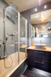 uma casa de banho com uma cabina de duche em vidro e um lavatório. em Homestay in a nice flat em Artybash