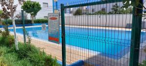 una valla junto a una piscina con una valla en Appartement à OUED LAOU - TETOUAN en Oued Laou