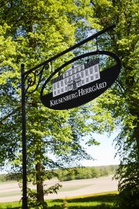 Ein Straßenschild hängt an einer Stange im Park. in der Unterkunft Krusenberg Herrgård in Krusenberg