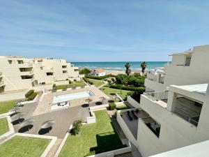 Vue aérienne d'un bâtiment avec l'océan en arrière-plan dans l'établissement Tierra de Mar 05, à Dénia