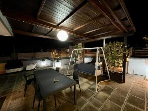 un patio con altalena, tavolo e sedie di Mansarda Panoramica a Galatina