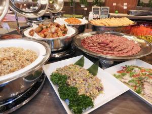 un buffet de diferentes tipos de comida en una mesa en Kai Resort Hotel en Fuefuki