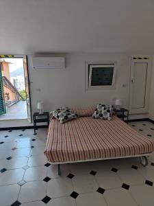 a bedroom with a large bed in a room at La soffitta sul golfo in Lerici