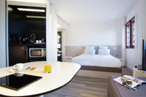 Кровать или кровати в номере Novotel Suites Perpignan Centre