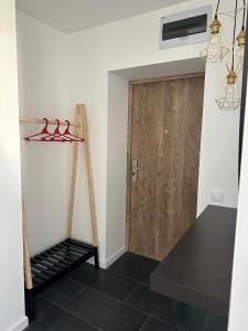 una camera con scala e porta in legno di Hugo a Jēkabpils