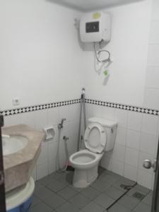 Bilik mandi di CONDOMINIUM LIPPO PANTAI CARITA +35 gambar