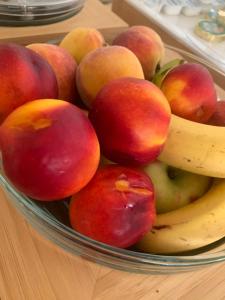 a glass bowl of apples and bananas on a table at Hotel Belvedere in Forte dei Marmi