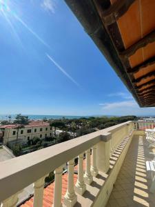 - une vue depuis le balcon d'un bâtiment dans l'établissement Hotel Belvedere, à Forte dei Marmi