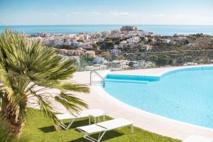 una piscina con vista sulla città di Villa Coppitella, rooms & apartments a Vieste