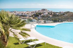 - une piscine avec vue sur la ville dans l'établissement Villa Coppitella, rooms & apartments, à Vieste