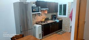 cocina con nevera de acero inoxidable y fogones en Appartement à OUED LAOU - TETOUAN, en Oued Laou